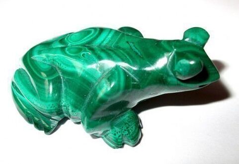 şans muska şeklinde yeşil malakit kurbağa